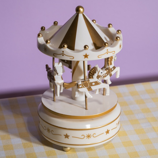 Мастер-класс по росписи шкатулки с лошадками в цирковой эстетике