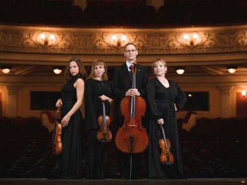 Струнный квартет при свечах