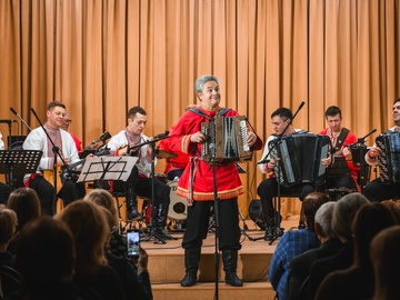 Оркестр ансамбля народной музыки и танца «Ярмарка» и Андрей Дюженков