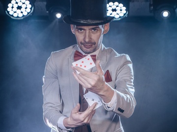 Колода карт и чашка кофе