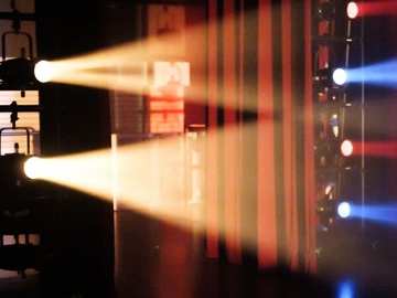 Тётя Вера кидается огурцами