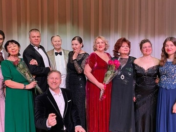 Энтузиасты культуры — солисты — оперные певцы: Давай пожмём друг другу руки