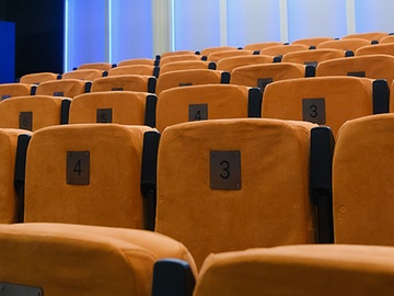 Тео — театральный капитан